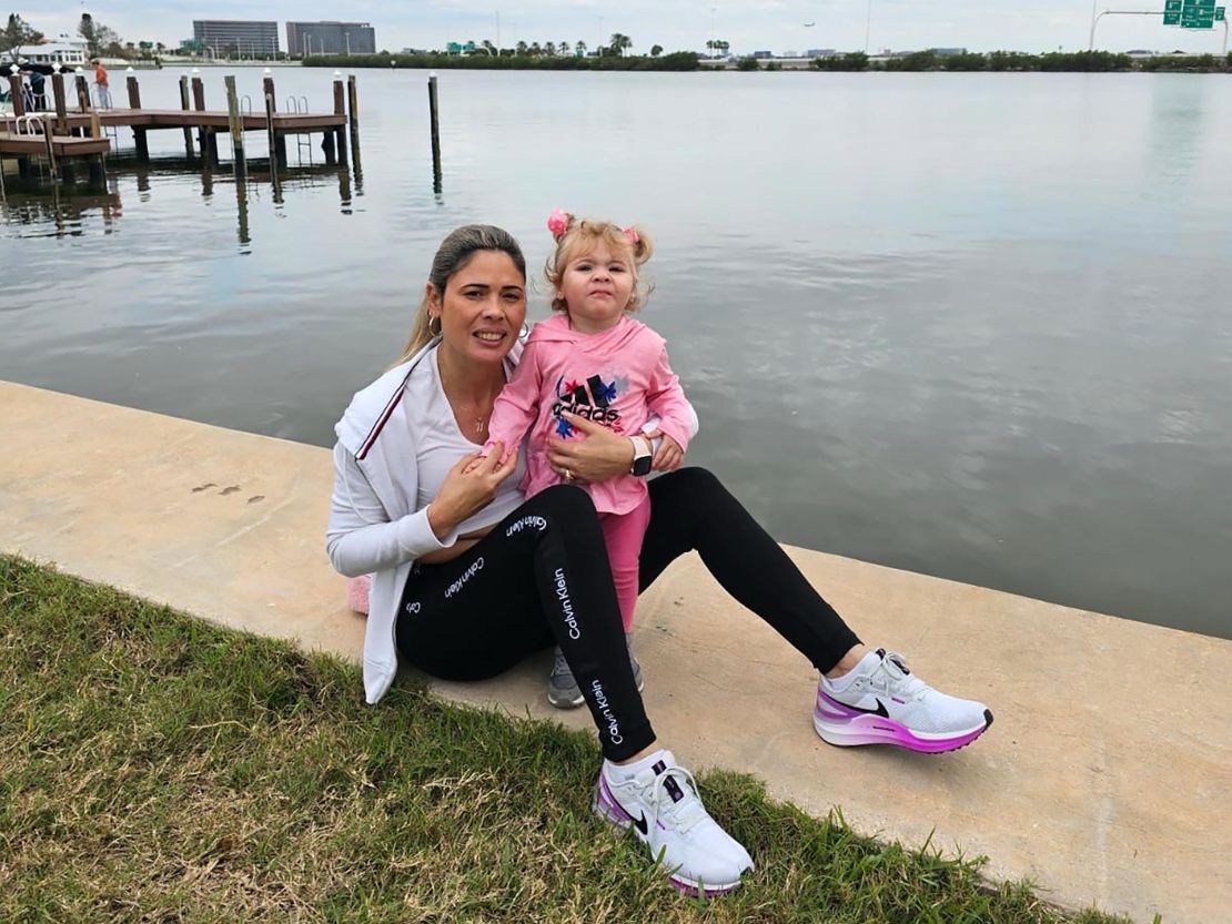 Heidy Sánchez with her daughter.