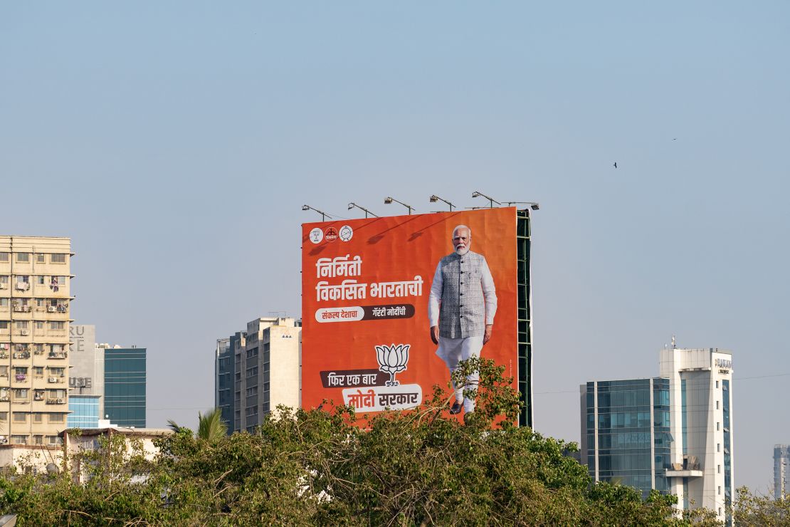 Papan reklame bergambar Perdana Menteri India Narendra Modi terpampang di jalan di Mumbai, India pada 15 April 2024.