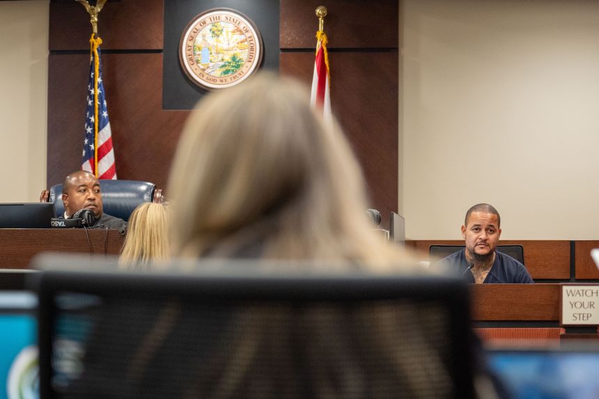 Luis Rivera, one of the convicted hit men who killed Dan Markel, right, takes the stand to testify in the trial of Donna Adelson on August 22 in Tallahassee, Florida.