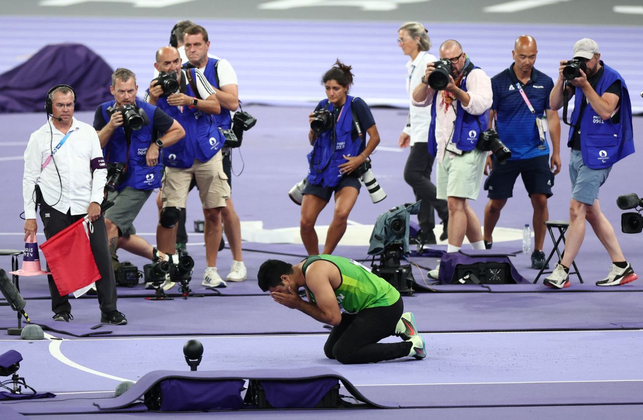 Arshad Nadeem of Pakistan celebrates after winning gold and a new olympic record at Stade de France.