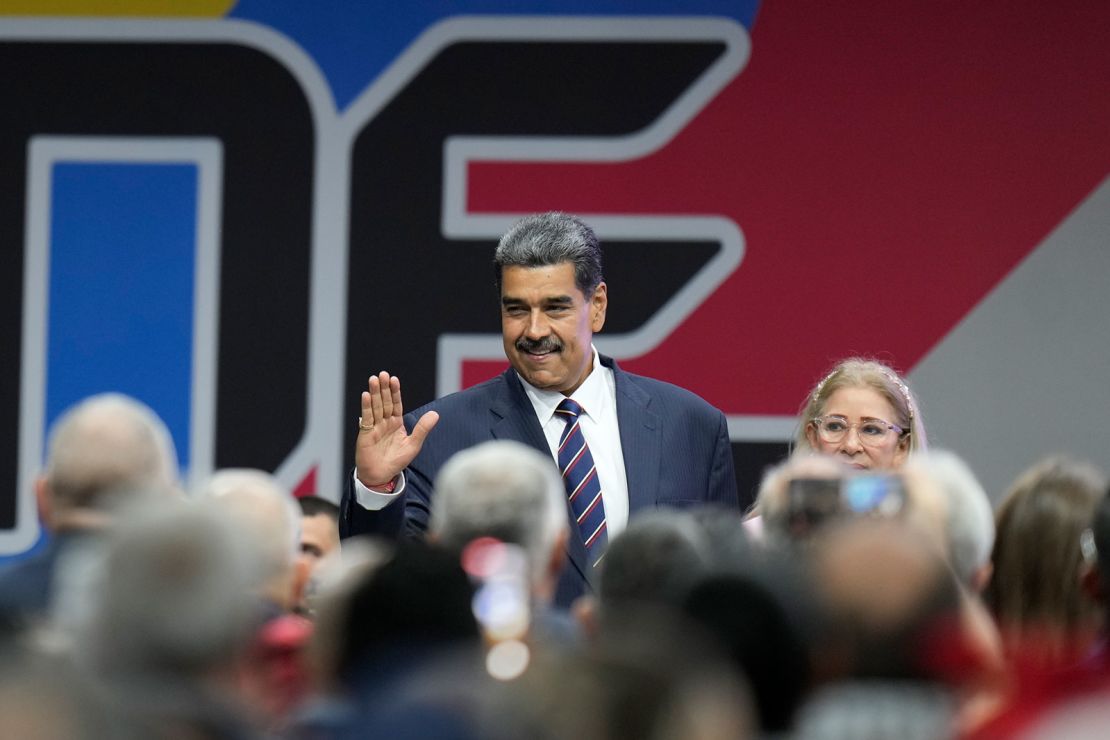 El presidente de Venezuela, Nicolás Maduro, llega con su esposa Cilia Flores a una ceremonia en la que el Consejo Nacional Electoral (CNE) certificó su victoria en las elecciones presidenciales. (Matías Delacroix/AP)