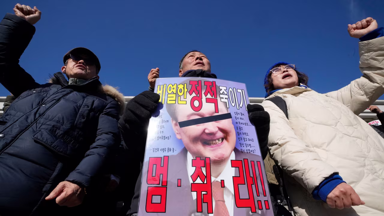 Members of the main opposition Democratic Party rally against Yoon.