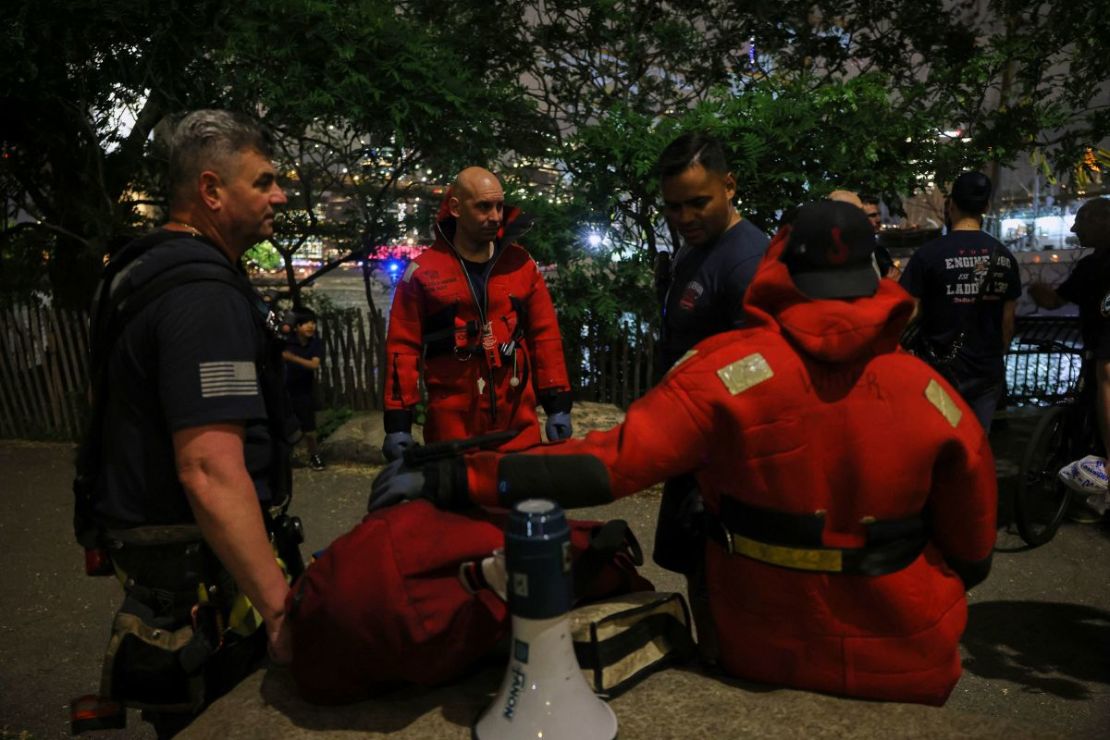Buzos del Departamento de Bomberos de Nueva York se preparan para bucear en el East River después de que un buque escuela de la Armada de México colisionara con el puente de Brooklyn el sábado 17 de mayo de 2025 en Nueva York.