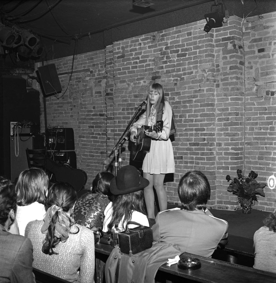 Mitchell performs at The Bitter End in New York in 1968.