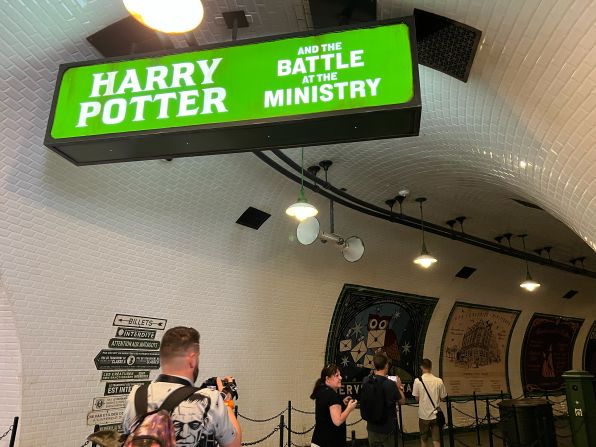 <strong>Entering the Ministry:</strong> Guests enter the ride queue via the Metro Floo, which allows them to time travel from 1920s Paris to 1990s London.