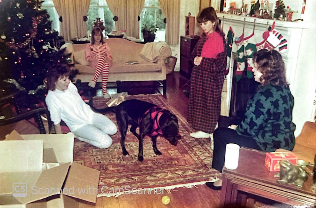 Una Navidad de la familia Brown en la década de 1980 con las medias originales colgadas en la parte trasera.