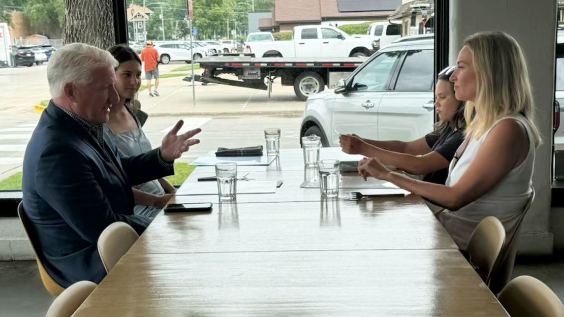 John King senta-se com a eleitora de Iowa, Betsy Sarcon, e sua família em West Des Moines, Iowa.