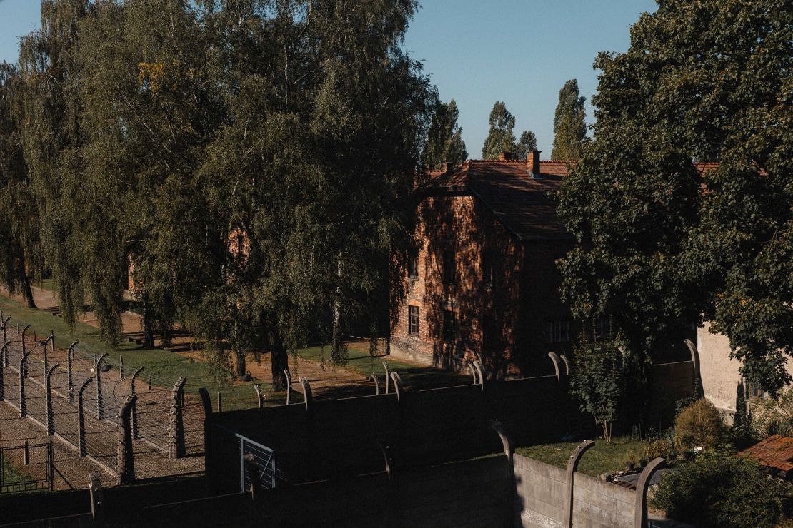 Mientras la familia disfrutaba de una vida idílica, los horrores de Auschwitz estaban al otro lado del muro.