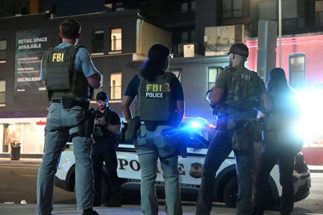 Agentes del FBI patrullan las zonas de la calle U en Washington, el 10 de agosto.