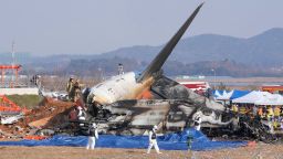 Bomberos y  de equipos de rescate trabajan cerca de los restos de un avión de pasajeros en el aeropuerto internacional de Muan, Corea del Sur, el 29 de diciembre de 2024.