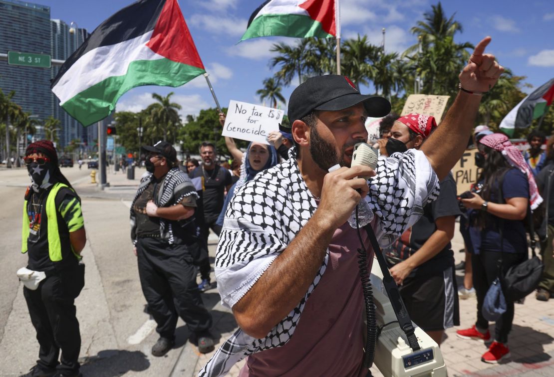 Demonstranci w centrum Miami wzywają do zawieszenia broni w Gazie.