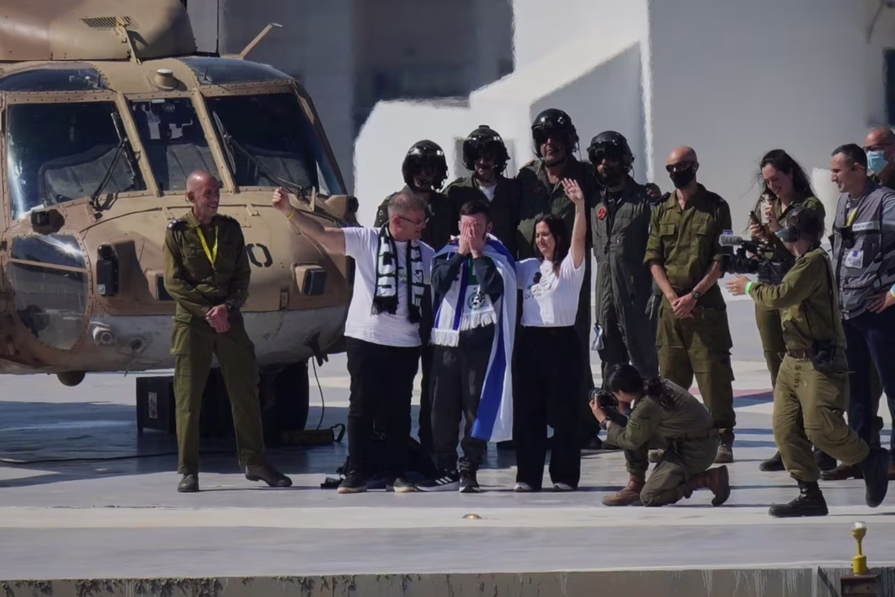 Matan Angrest reacciona tras descender de un helicóptero en el Hospital Ichilov, en Tel Aviv, Israel.