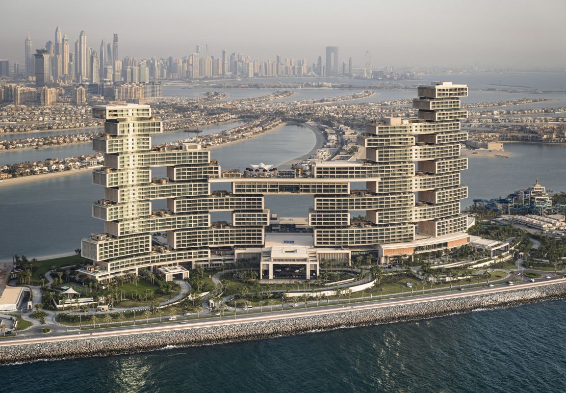 Designed by US architects Kohn Pedersen Fox, the 500-meter-long (1640 feet) Atlantis The Royal hotel in Dubai sees a series of stacked volumes connected by a central sky bridge.