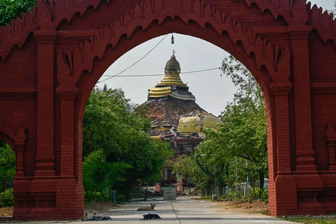 Imagen de una pagoda dañada en Mandalay el 29 de marzo de 2025, un día después de que el terremoto sacudiera el centro de Myanmar.