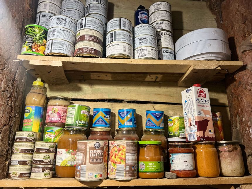 Tinned food in trenches. Among the dishes: Cheese soup and pasta with meat stewed in sour cream.