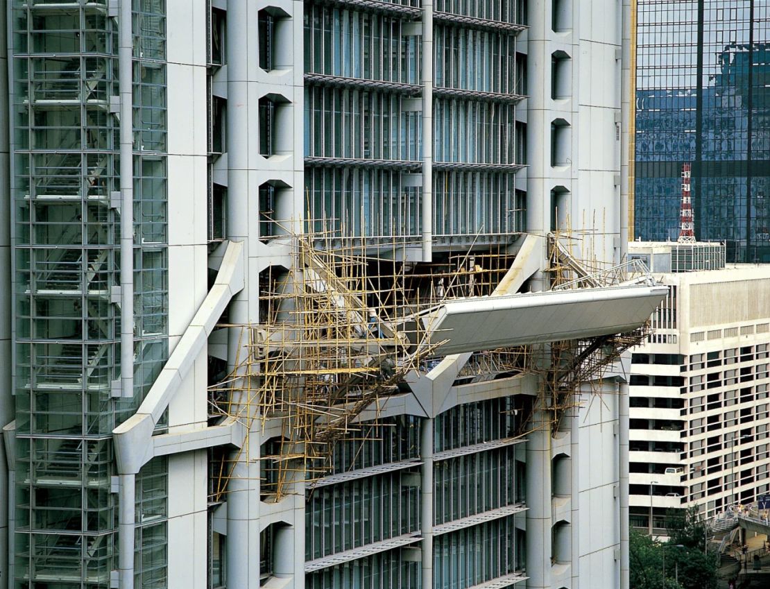 La construcción de la sede de HSBC en Hong Kong por Foster + Partners en la década de 1980. Se observan andamios de bambú alrededor del distintivo exoesqueleto del edificio.