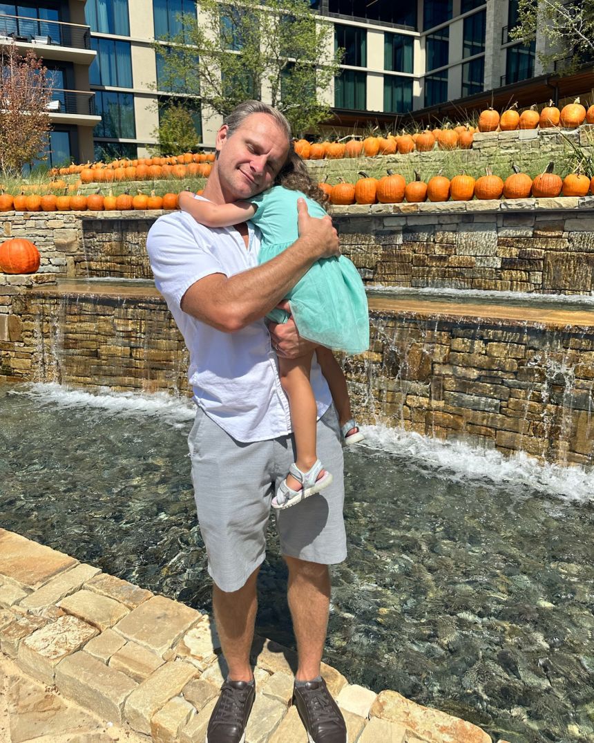 Роман Суровцев обіймає доньку