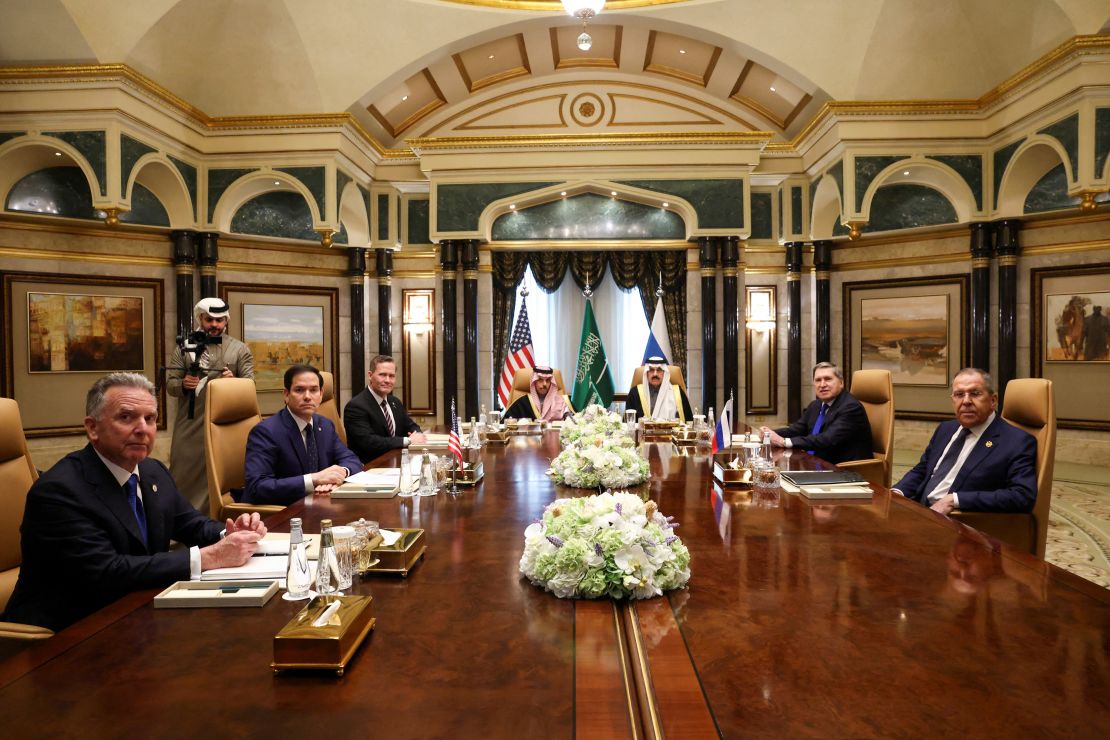 Delegationen aus den Vereinigten Staaten, links und Russland, rechts, treffen sich am 18. Februar in Riad, Saudi -Arabien. Der US -Außenminister Marco Rubio wird von links den zweiten Platz zwischen Steve Witkoff und National Security Adviser von links gesehen Mike Waltz. Der russische Außenminister Sergei Lavrov ist ganz rechts neben dem außenpolitischen Berater Yuri Ushakov zu sehen.