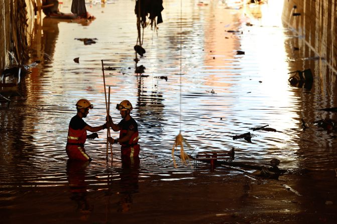 Firefighters search for victims in Alfafar on Saturday.