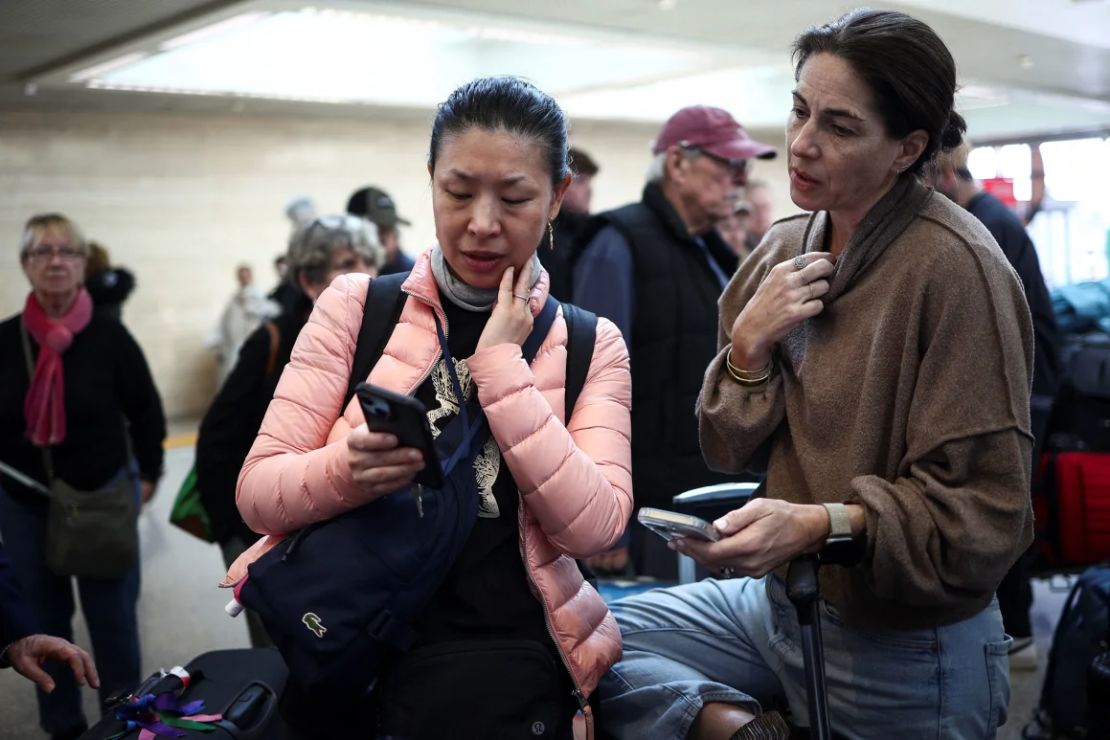 Carol Ye, de Canadá, consulta su teléfono mientras espera para volar a Toronto vía Heathrow, en el aeropuerto Fiumicino de Roma, este viernes.
