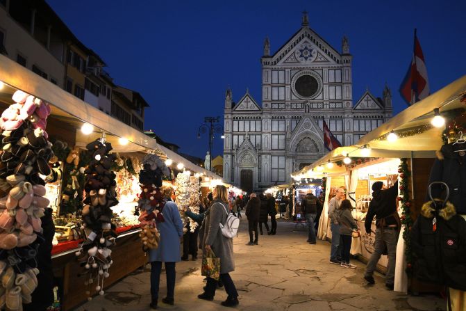 <strong>I Mercati Natale, Piazza Santa Croce, Florence:</strong> This traditional fair is held at the Piazza Santa Croce, with the Franciscan Basilica as a backdrop, in Florence each year.