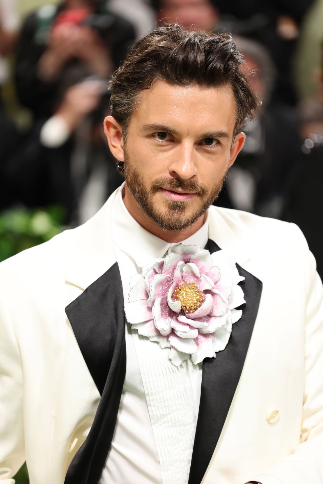 Jonathan Bailey's peony bowtie was made from metal.