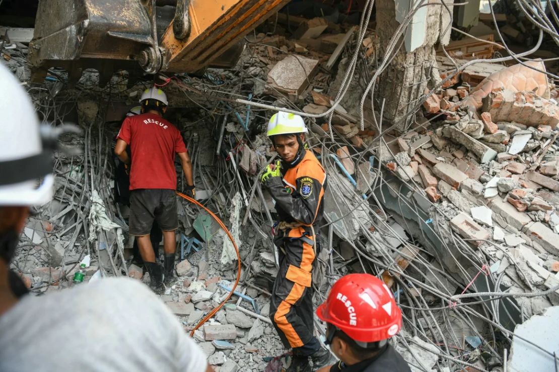 Un equipo de rescate busca supervivientes entre los escombros de un edificio dañado en Mandalay el 29 de marzo de 2025, un día después del terremoto que sacudió el centro de Myanmar.