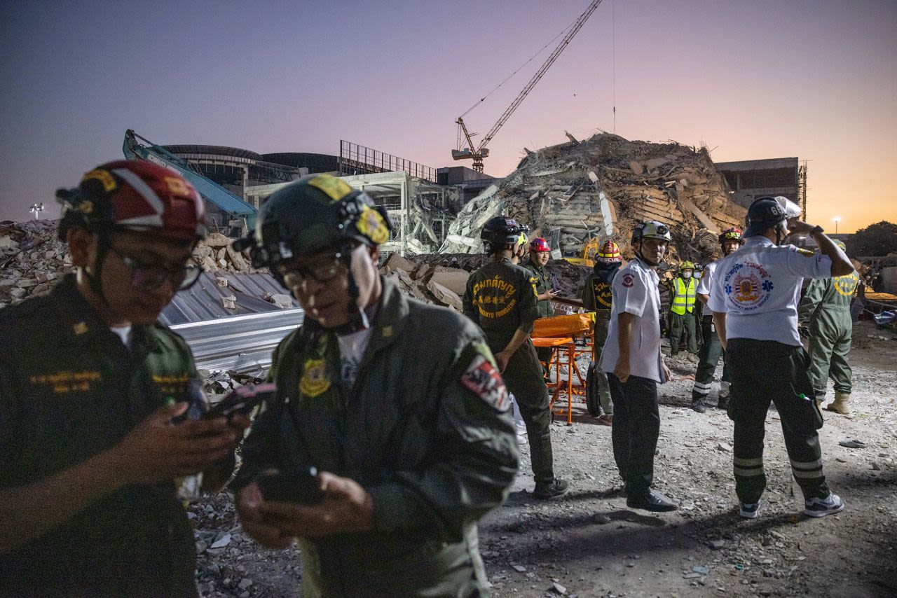 Equipos de rescate tailandeses trabajan el viernes en el lugar donde se derrumbó un edificio en la zona de Chatuchak, en Bangkok.