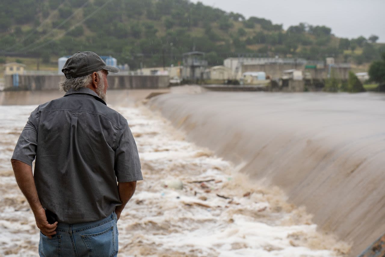 Un residente de Kerrville, Texas, observa el aumento de las aguas del río Guadalupe el viernes.