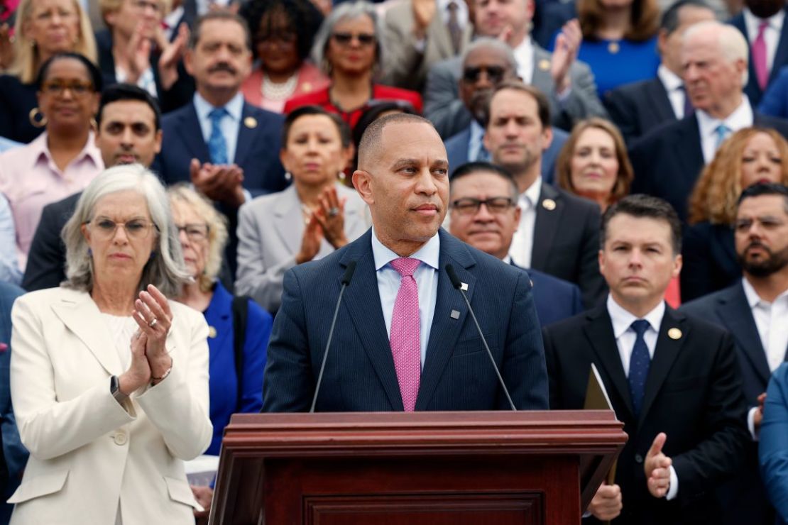 El líder de la minoría de la Cámara de Representantes, Hakeem Jeffries, se une a sus compañeros demócratas para hablar en contra del proyecto de ley en una conferencia de prensa frente al Capitolio de EE.UU. el miércoles.
