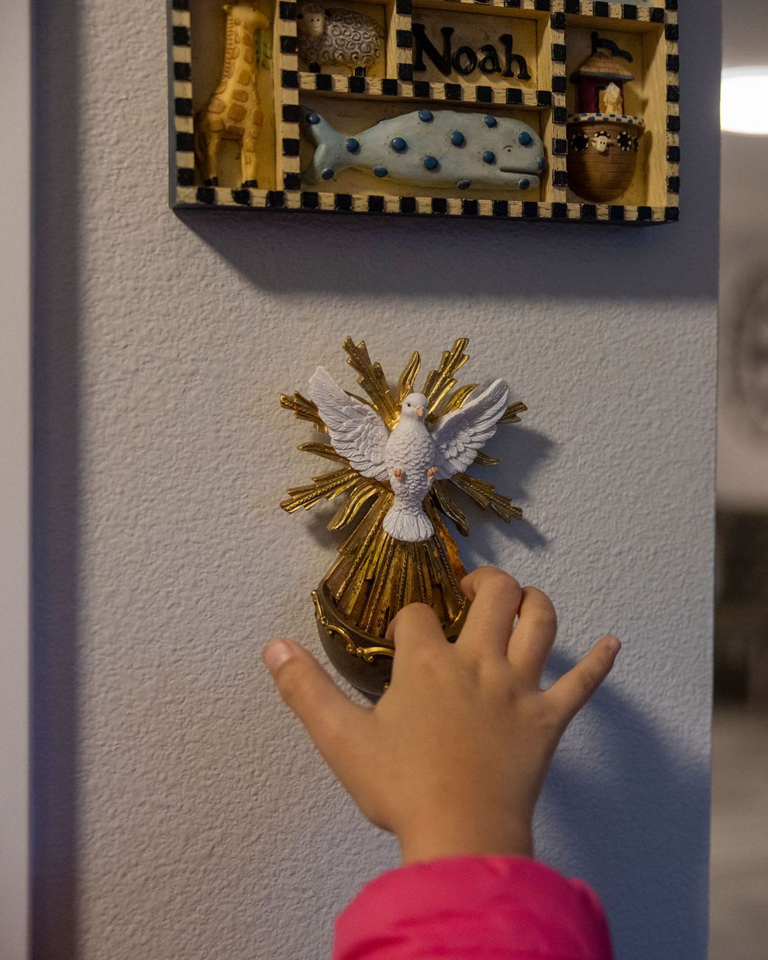 Jessica moja su dedo en agua bendita antes de irse a la escuela. Susana siempre dice una bendición sobre sus hijos antes de que salgan por la puerta, una tradición transmitida por su madre en México.