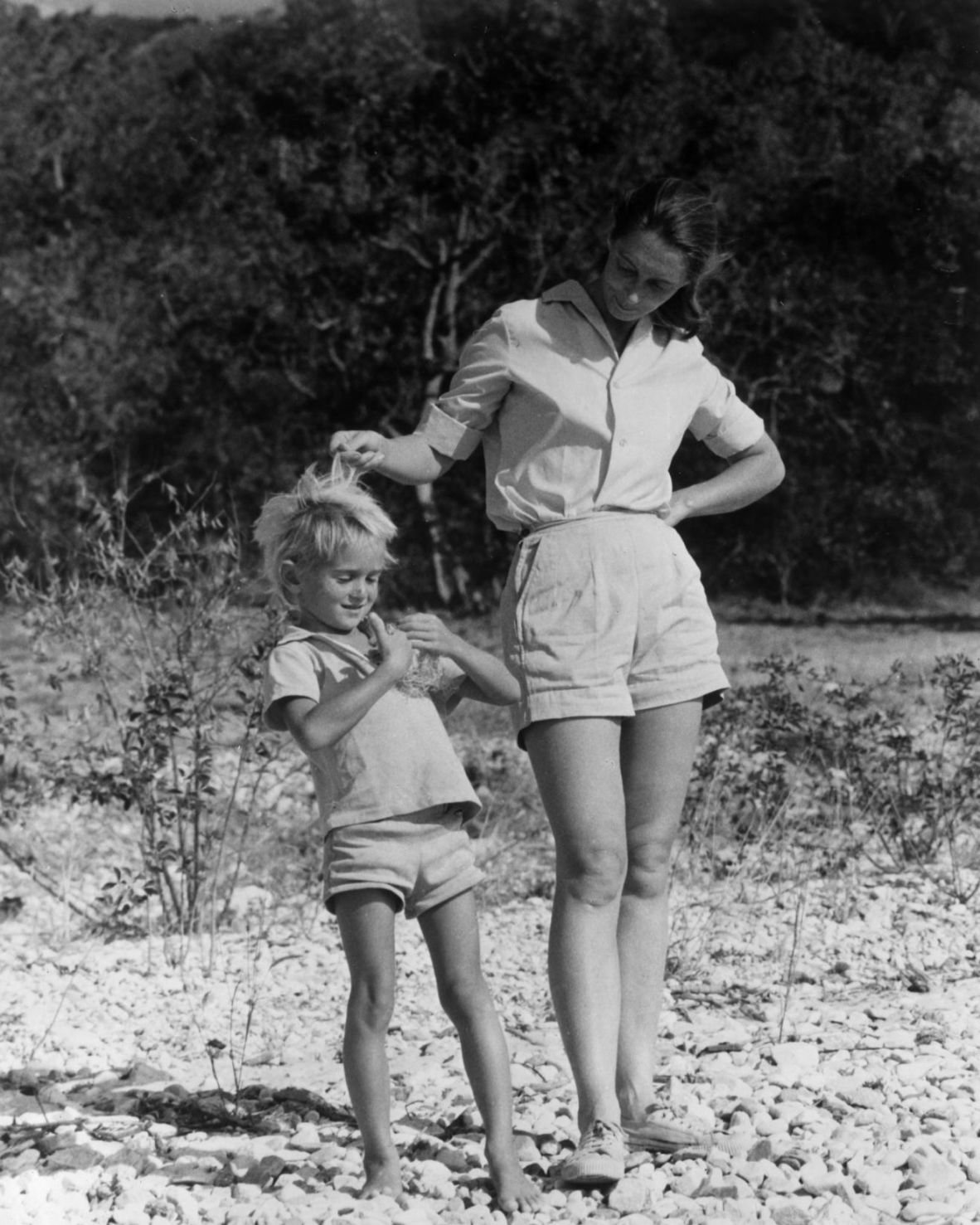 Goodall runs her fingers through the hair of her 7-year-old son, Hugo, in 1974.