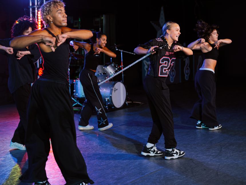 Siwa and her dancers mid-rehearsal.