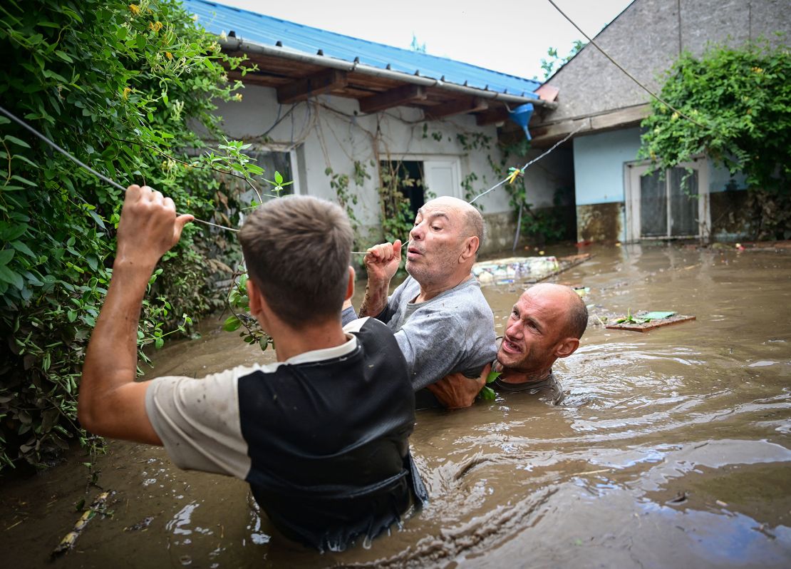 Les résidents locaux ont sauvé un homme de la montée des eaux dans le village roumain de Slobozia Konacci ce week-end.