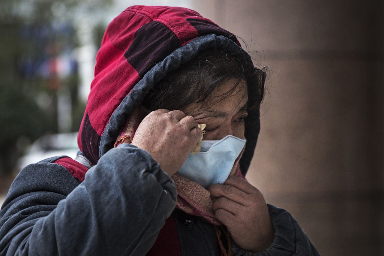 ?A woman grieves while paying tribute outside the hospital where Li worked on Friday.