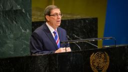 Fotografía cedida por la Organización de Naciones Unidas (ONU) del canciller de Cuba, Bruno Rodríguez Parrilla, hablando durante la 22 sesión plenaria de la Asamblea General este miércoles, en Nueva York (EE.UU).