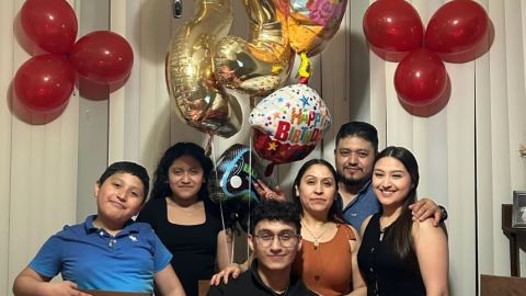Moisés Enciso y Constantina Ramírez celebran un cumpleaños con sus hijos, Kevin, de 10 años (extremo izquierdo); Jasmín, de 12 años; Moisés Jr., de 22 años; y Yurithsi, de 19 años.