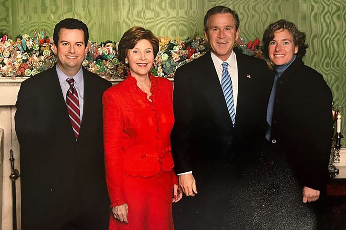 Robert Shea (left), then associate director of the Office of Management and Budget, and his wife Eva Shea (right), meet with President George W. Bush and First Lady Laura Bush at the White House on Dec. 21, 2009.