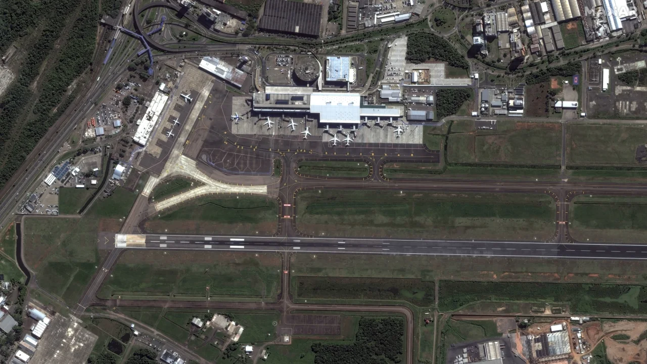https://media.cnn.com/api/v1/images/stellar/prod/08-before-floods-salgado-filho-international-airport-porto-alegre-brazil-07may2024-wv2-2.jpg?c=16x9&q=h_720,w_1280,c_fill/f_webp