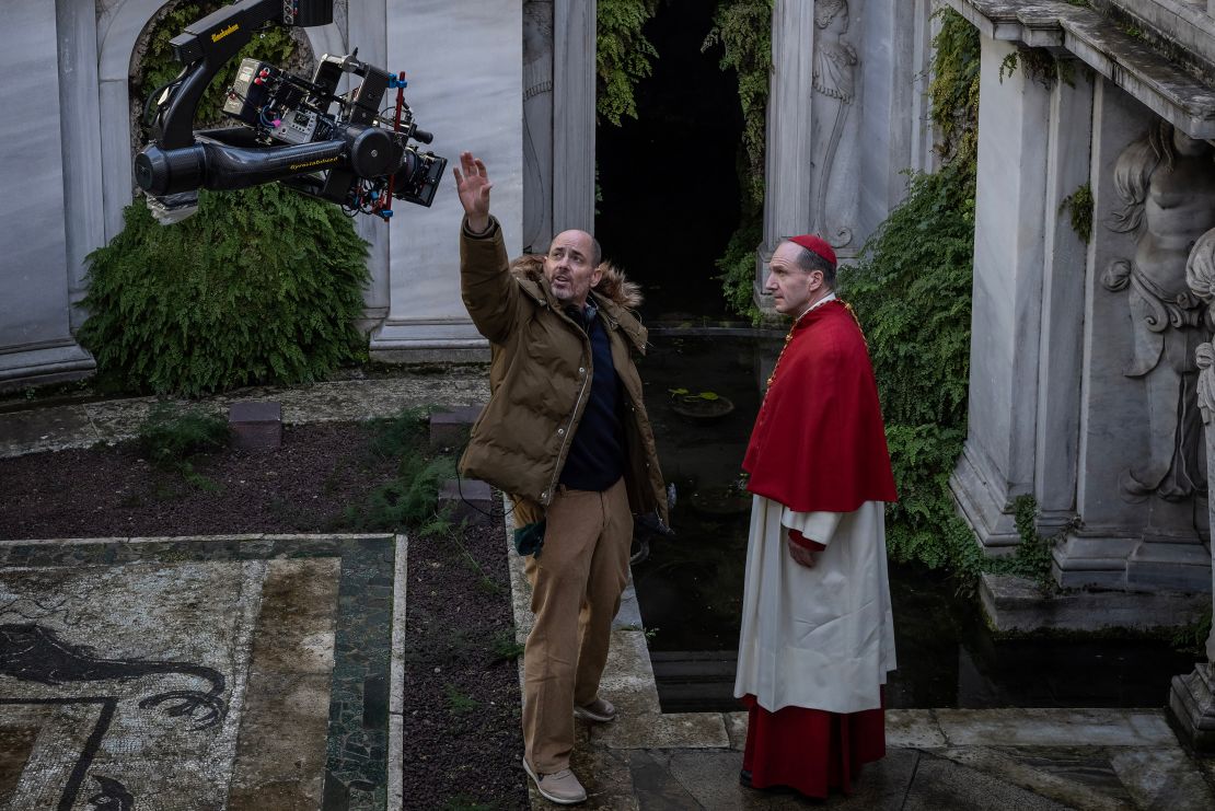 Đạo diễn Edward Berger và diễn viên Ralph Fiennes trên trường quay "Conclave".