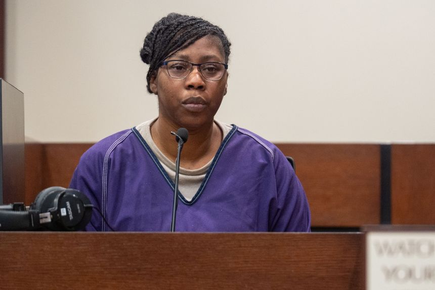 Patricia Byrd, a Leon County Jail inmate, testifies in the trial of Donna Adelson on August 29.
