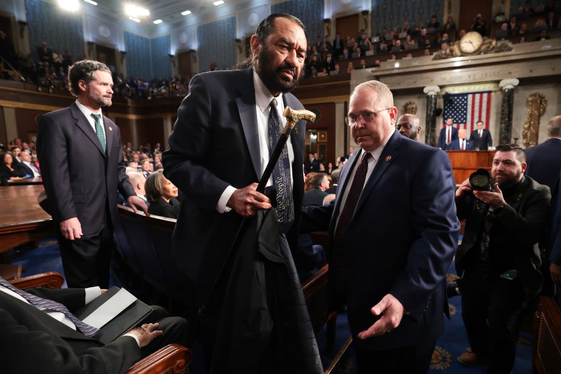 El representante Al Green es expulsado de la cámara mientras el presidente Donald Trump se dirige a una sesión conjunta del Congreso el 4 de marzo en el Capitolio.