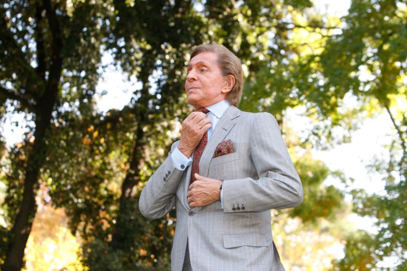 cnn.com - Zane Heinlein - Italian fashion designer Valentino dies at 93