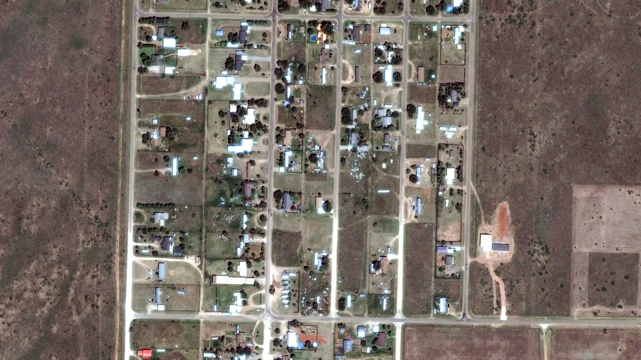 Uma imagem de satélite mostra Fritch, Texas, em agosto de 2023.