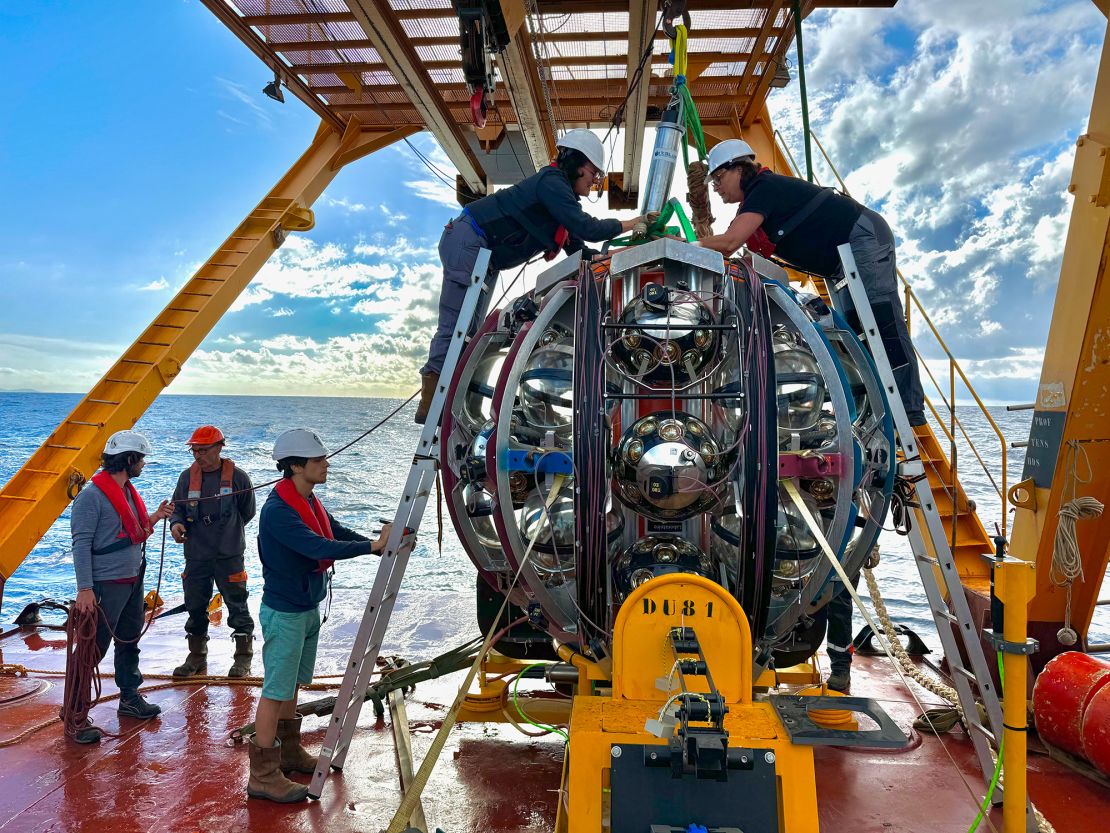 Meerdere detectie -eenheden voor de kubieke kilometer neutrino -telescoop, of KM3NET, zijn de afgelopen jaren op de bodem van de Middellandse Zee ingezet om te helpen met de zoektocht naar neutrino's.