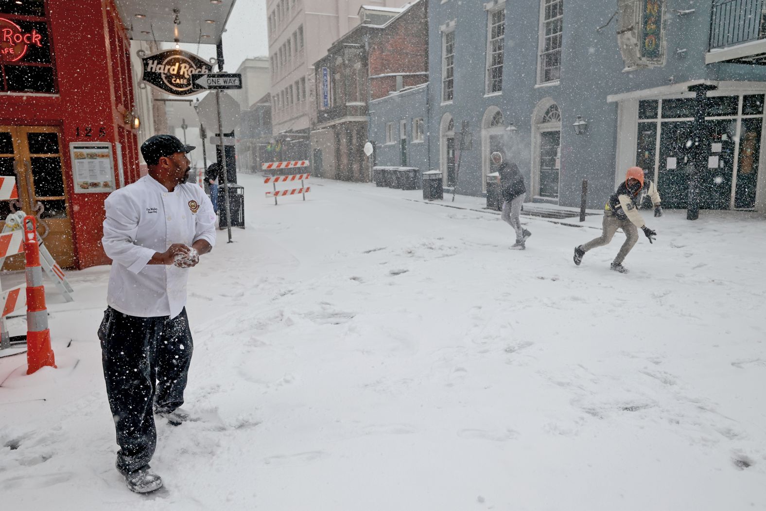Sous chef Eric Walker takes part in a snowball fight outside the Bourbon House Restaurant in New Orleans’ French Quarter on Tuesday, January 21. A major winter storm <a href="index.php?page=&url=https%3A%2F%2Fwww.cnn.com%2F2025%2F01%2F21%2Fweather%2Fwinter-storm-south-tuesday-hnk%2Findex.html">slammed the US Gulf Coast</a>, bringing snowfall to a region largely unaccustomed to extreme winter weather. New Orleans shattered its modern daily snowfall record on Tuesday, receiving 8 inches of snow. The previous record was 2.7 inches.