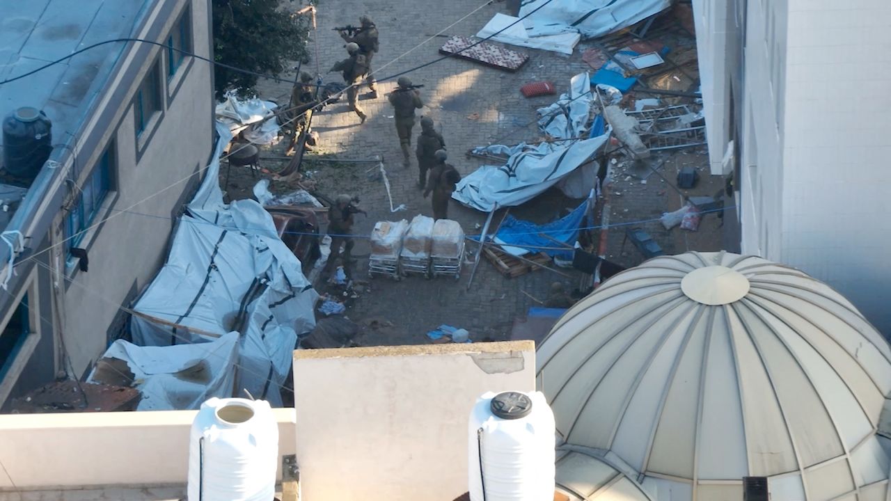 Soldados israelenses caminham no complexo hospitalar Al-Shifa, em Gaza, nesta imagem estática de um vídeo das FDI obtido em 15 de novembro.