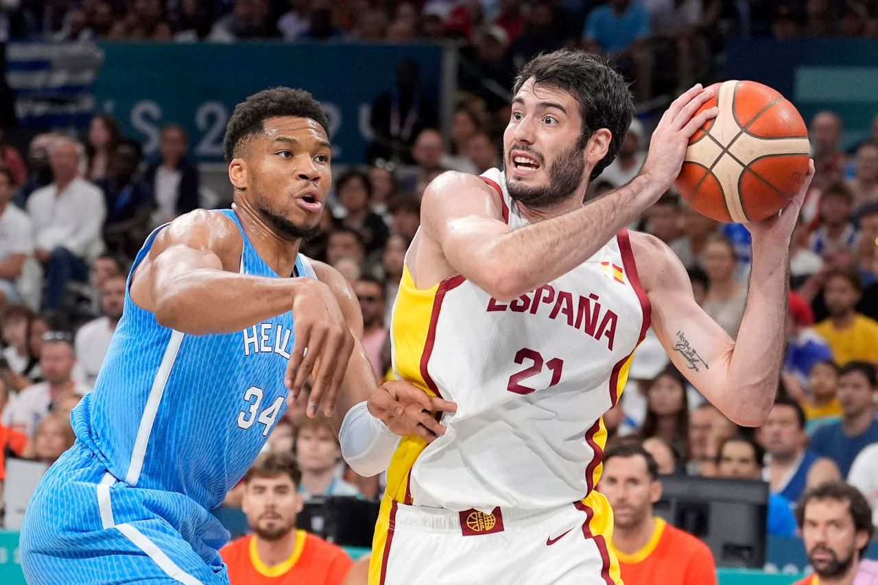 Alex Abrines of Spain, right, tries to pass while under pressure from Giannis Antetokounmpo of Greece on Tuesday.