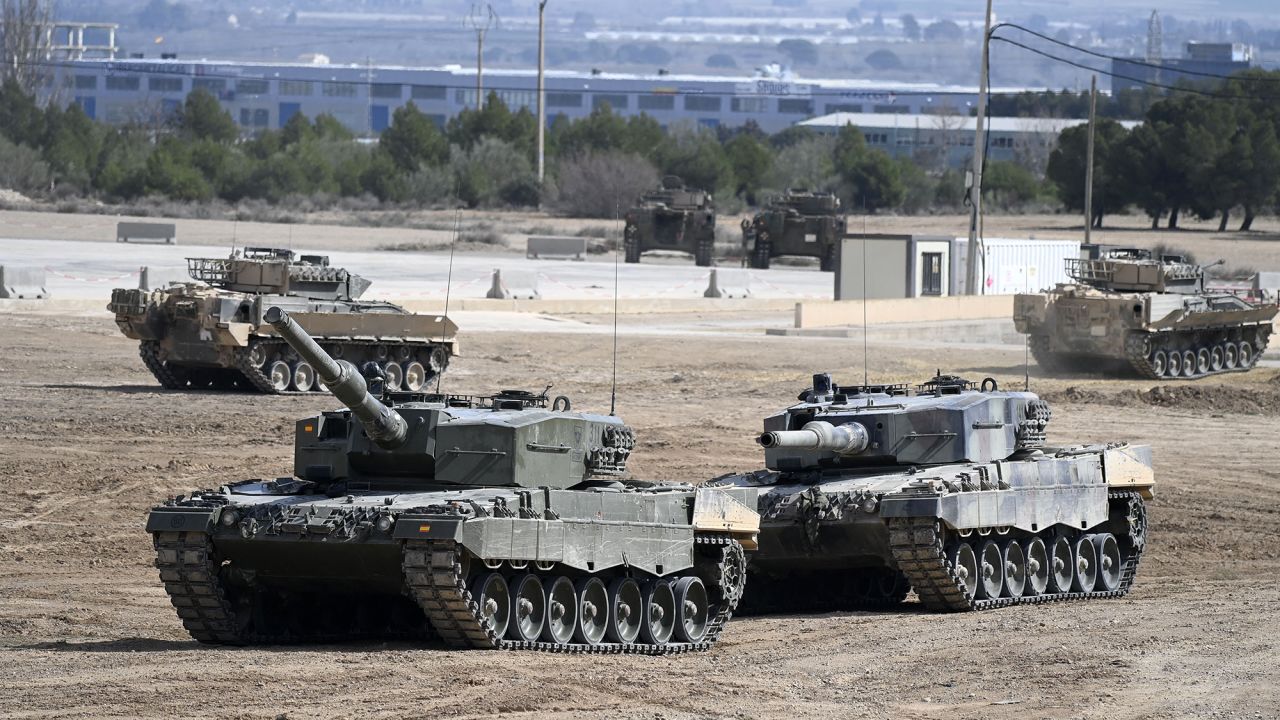 Personal militar ucraniano recibe entrenamiento en carros de combate Leopard 2 en el centro de entrenamiento del ejército español en Zaragoza, España, el 13 de marzo. 