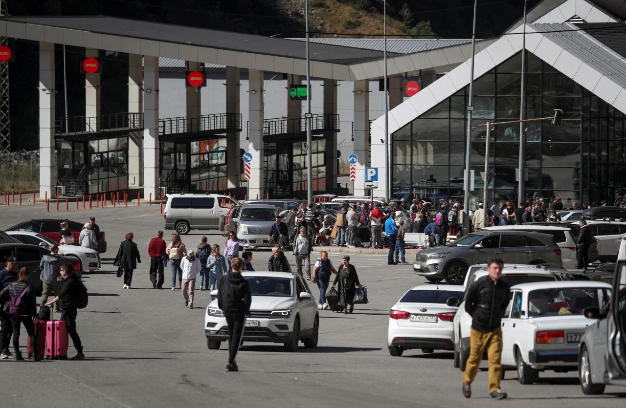 Travelers from Russia cross the?border?to?Georgia?at the Verkhnii Lars checkpoint on September 26.